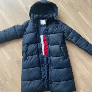 Tommy hilfiger jacka  - Super fin jacka från Tommy Hilfiger. Bra skick. 800kr. Nypris 2500