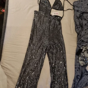 Party Jumpsuit  - Hej då jag var för lång för varan så.säljer jag den. Endast testad.  Jag är 177.5cm 