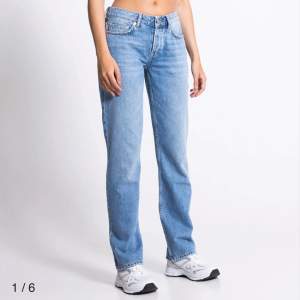 Säljer ett par jeans ”Icon” från Lager 157 i storlek S. Nypris är 400kr, jag säljer dem för 150 (+ eventuell frakt).  Endast testade med lapparna kvar.  Kan fraktas men köparen står för frakten, kan annars mötas upp i Hällefors eller Örebro! :) 