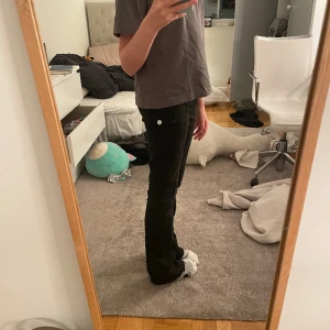 H&M barn jeans - Säljer dessa jätte snygga jeans då de inte kommer till användning! Bra skick och väldigt fin passform! 🥰❤️pris kan diskuteras 