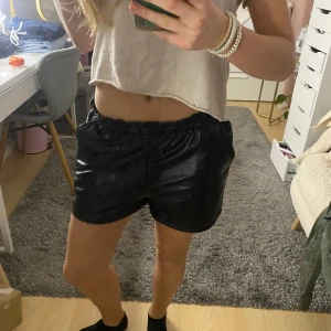 Svarta lädershorts - Svarta lädershorts som är stretchiga i midjan. 