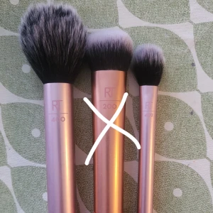 Säljer 3 borstar från real tecqnies  - En borste 70 kr, båda för 100 🥰 obs, den sminkborste i mitten är såld 