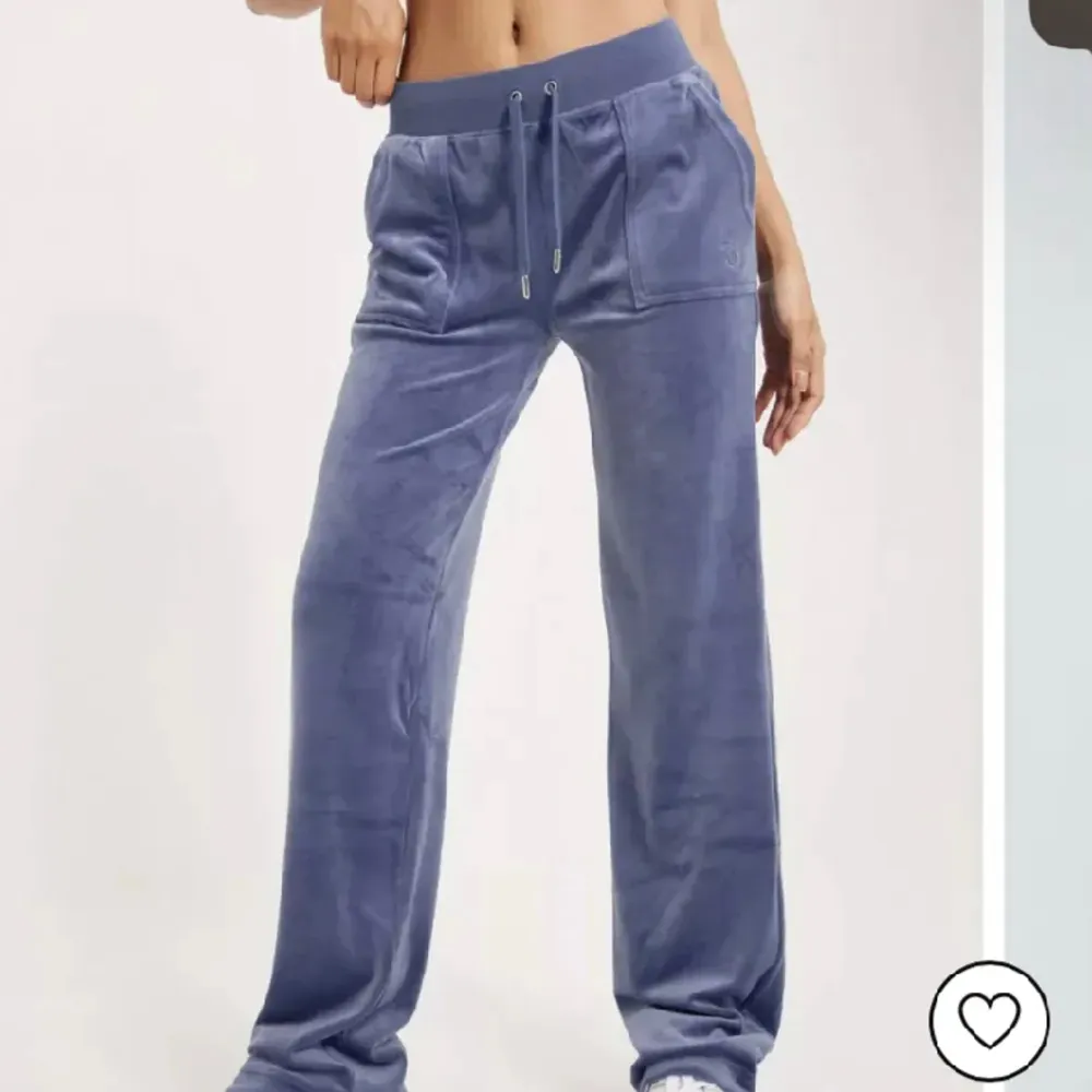 Säljer mina blå gråa juicy byxor pågrund av att dom inte kommer till användning! Som nya nästan aldrig använt! Skriv för fler frågor ❤️. Jeans & Byxor.
