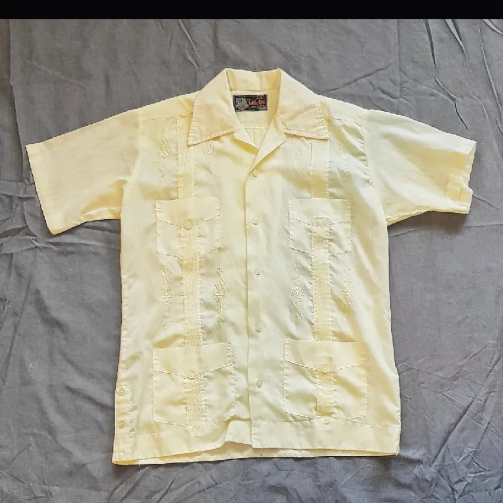 Vintage Guayabera kortärmad skjorta Storlek: S/M Den ena bröstfickans knapp saknas Och en av knapparna på ryggen är halv Axelmått: 43 cm Bröstmått: 53 cm Ärm: 22 cm Längd: 68 cm . Skjortor.