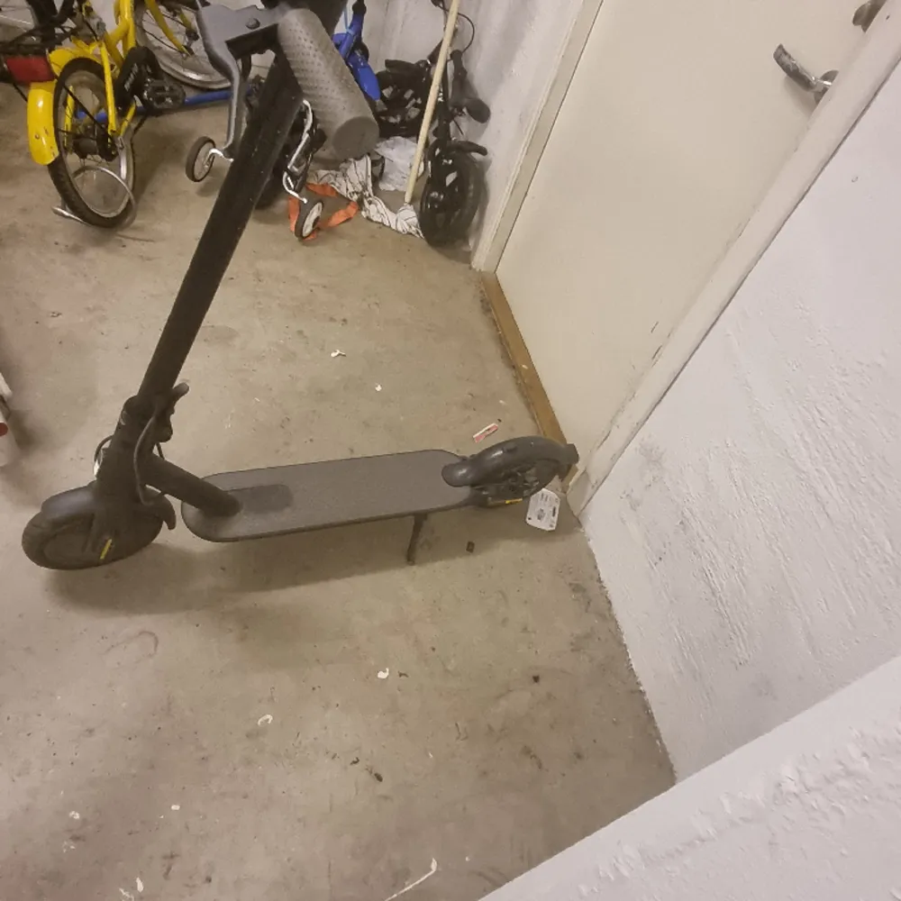 Electric scooter in good condition. It is a little dirty since i haven't cleaned it, and it has no charger. Price can be negotiable.. Övrigt.