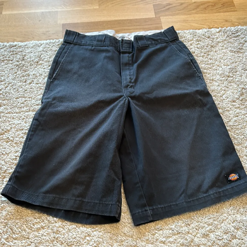 Dickies multi 13” shorts lite använda men hela och rena! Hojta om du har frågor . Shorts.