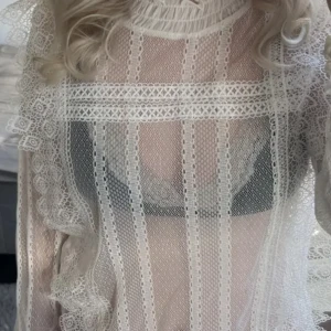 Vit Spetsblus från Zara  - Säljer denna så fina spetsblus från zara med volanger. Perfekt till både skola/jobb men även på finare tillställningar. Som ny❤️‍🔥❤️‍🔥