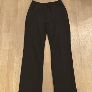 LXA Sweatpants - Svart sweatpants från LXA som inte är använda mycket alls. Storlek S.