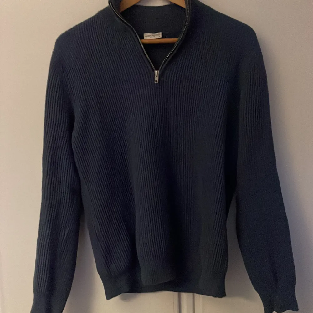 John Henric half zip i strl S men sitter som xs/s. Använder inte då den blivit lite för kort för mig. Skick 8/10. Pris kan diskuteras. Stickat.