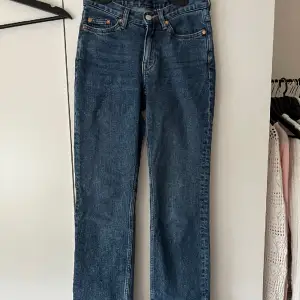 Lågmidjade jeans från weekday, straight fit, har tyvärr ingen bild på då dem är för små 🥲Modellen heter twig men vet ej om den säljs längre