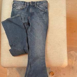 Säljer jeans från Gina tricot som växt ut mig!  Fin blå färg och sparsamt använda Strl: W:25 L:30/32 Hör av er vid frågor / Kram Tyra❤️