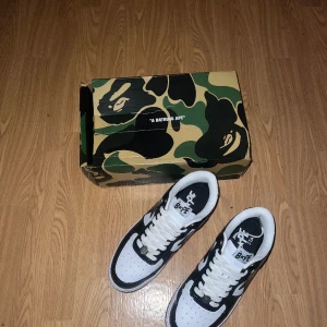Bape skor - Bape skor köpte för ungefär 1 månad sen dom är helt rena knappt använt dom dom är som nya inget fel på dom du får sko lådan med 
