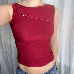 Röd linne - Vintage rött linne med dragkedja över bröstet från Lucy 💕