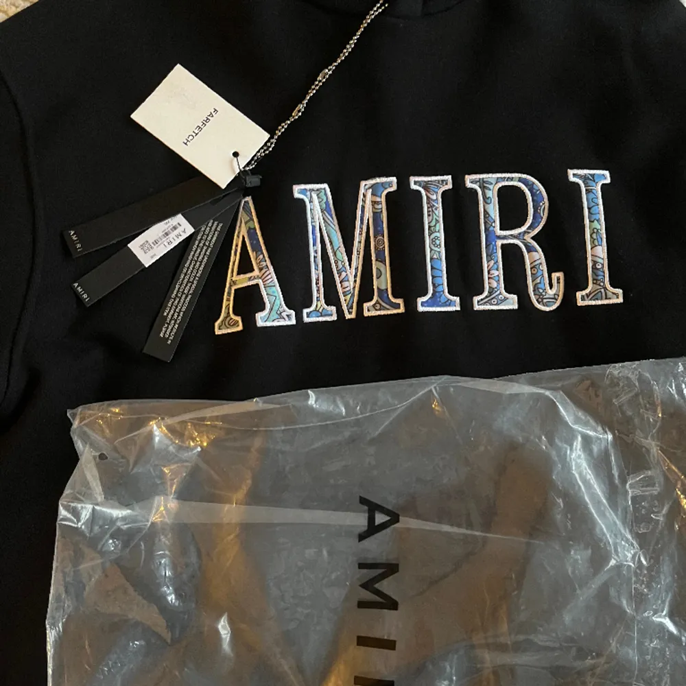 Hej, jag säljer en svart Amiri hoodie från farfetch. Säljer för jag vill inte ha den längre. Finns inga problem med den och är nästan inte ens använd. Pris kan diskuteras.. Hoodies.
