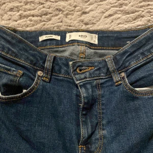 Boutcut jeans  - Jag säljer mina jeans från mango. Jag har klippt längst ner eftersom de va extremt långa innan. Skriv privat för frågor!