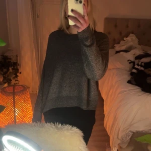 Glittrig stickad tröja - Glittrig stickad tröja från hm i bra skick 