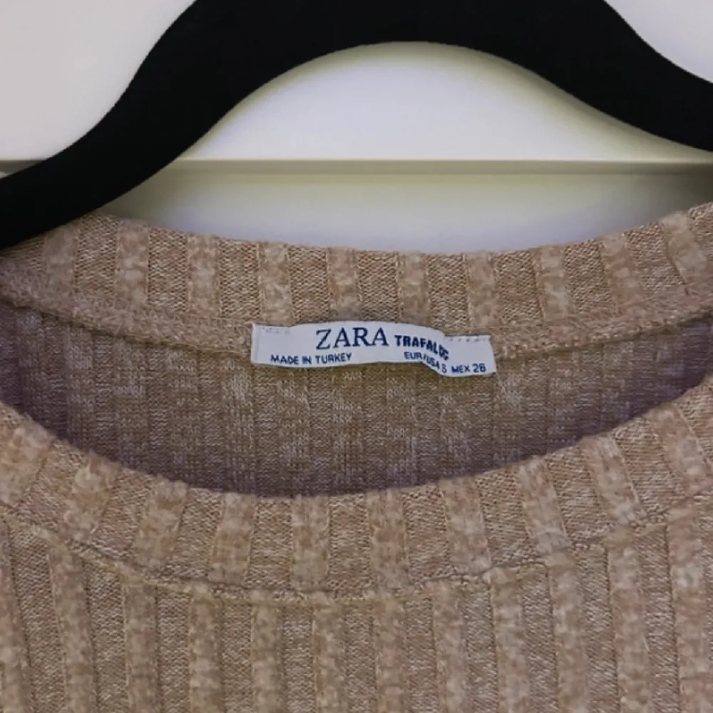 Fin beige tröja från Zara!  Knappt använd. Tröjor & Koftor.