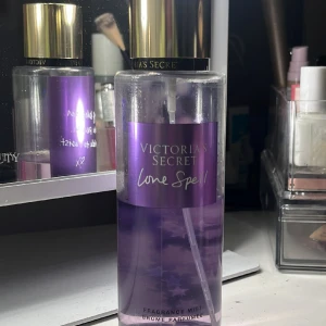 Victoria secret body mist  - 💕Jag har en body mist från Victoria secret som är lite mer en halv fylld. Den heter love spell💜 eftersom att det bara är typ halva kvar så säljer jag för 125kr istället för 275kr pris kan diskuteras💕