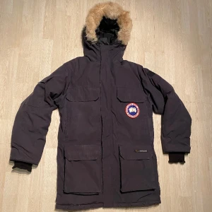 Canada Goose jacka - En riktigt snygg och varm vinterjacka i bra skick. Självklart äkta. Jackan passar M/L. Fraktas inom 48h📦📩 Kolla gärna in mina andra annonser🤩