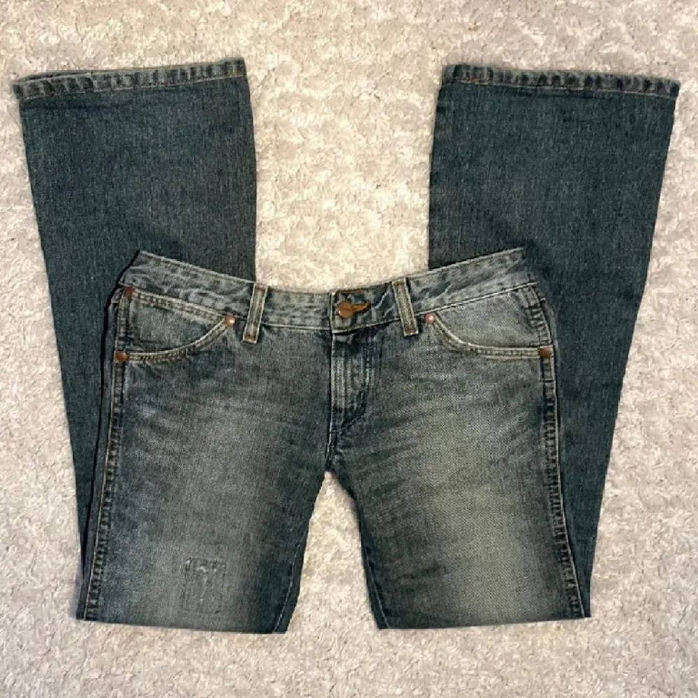 Säljer vidare dessa otroligt snygga jeans från wrangler då de tyvärr är för långa på mig 😭 Lågmidjade och bootcut i toppen skick med coola detaljer 😍midja: 41 cm och innerbens: 77 cm 🫶. Jeans & Byxor.