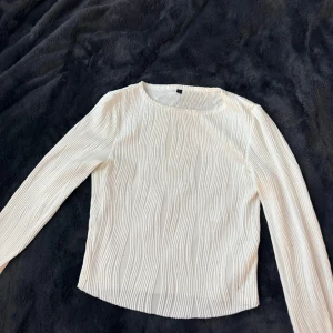 Tröja  - Använd 1 gång! Har en i svart som jag gillade bättre så säljer den vita då den inte kommet till användning! 