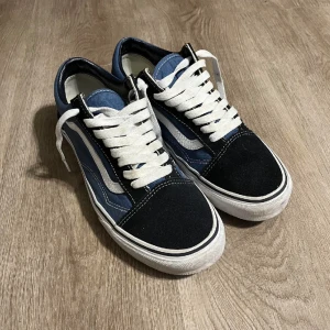 Vans Old Skool - Säljer mina Vans Old Skool som behöver en ny ägare, skorna har använts mycket men inga dekaler och mest smutsiga !  Allt og medföljer (Pris kan diskuteras vid snabb äffär) Kontakta om ni har ngr funderingar 😀 