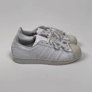 Adidas superstar  - Vita assnygga adidas superstar storlek 38, väldigt bra skick!! Lånade bilder🥰