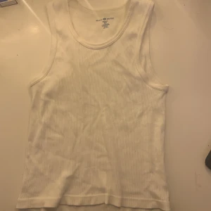 Vitt ribbat linne - Så fint linne, perfekt nu till våren och sommaren. Lite längre i modellen, och i topp skick, använt endast ett par gånger. Säljer pågrund av att det inte är i min storlek, passar Xs/S/M💗💗💗