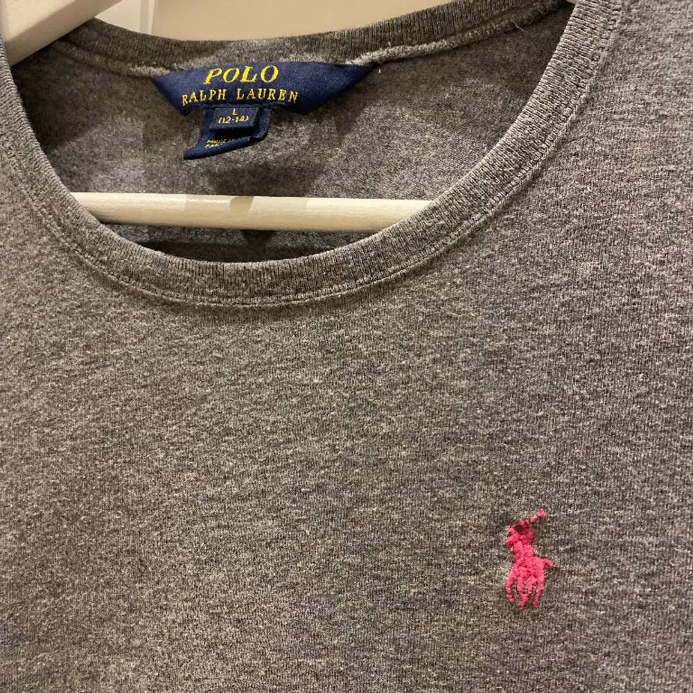 Ralph Lauren t-shirt i nyskick. Storlek: XS / XXS (large - barnstorlek). T-shirts.
