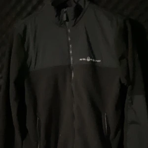 Sail racing fleece - Jag säljer min sail racing fleece som är i fint skick med bra passform. Den är i storlek 170. Nypris 1000 men säljer den för 700. 
