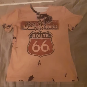 Vintage t-shirt - Super fin t-shirt köpt här på plick för ett tag sedan. Har tyvärr aldrig kommigt till andvänding då jag har för mycket kläder🥲 Super snyggt tryck som säger "Get your kicks out route 66 A" . Bra skick och är i ett "tränings tröjs material". 