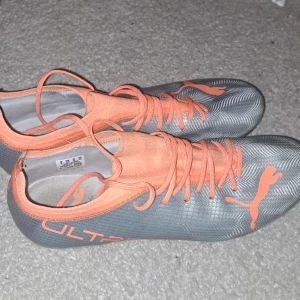 Ett par fotbollskor i storlek 43 - Fotbollskor i storlek 43. Ett par puma ultra i väldigt bra skick