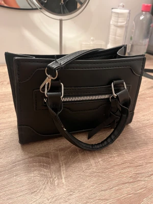 Väska  - Säljer eftersom den inte används!