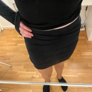 Svart kjol  - En vanligt tajt svart kjol som passar till precis allt, har flera stycken så den kommer inte till användning 🥰