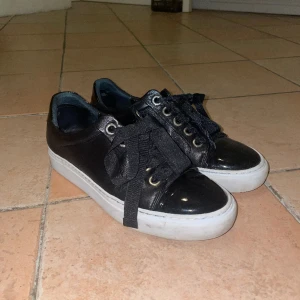 Billi bi skor - Skor från Billi bi med lack där fram, använda 1 gång 🥰 inga större synliga tecken på användning, förutom på sulan som säkert går att få bort 🫶🏽