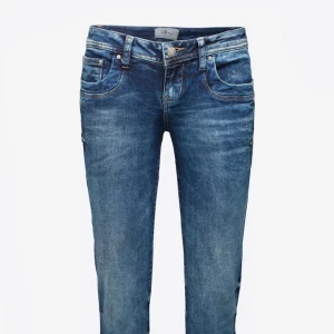 Ltb jeans - Säljer dessa lågmidjade Ltb jeans i modellen Valerie, de är i jättebra skick och har inga defekter💘Midjemått tvärs över: 36cm Innerbenslängd: 74cm