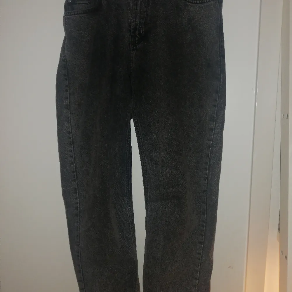 Säljer ett par grunt jeans i en grå/svart färg i storlek 28 w. Bra skick som ny. Pris 150 . Jeans & Byxor.