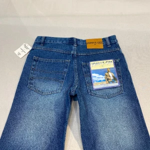 vintage loose jeans i nyskick💕 - midja 78 cm o innerben 75 cm ja e 170 o de e lite små o korta🥲baggy/loose fit men på mig ser de ofc tajtare ut pga för små