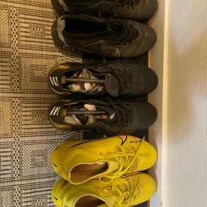 Fotbollskor  - Säljer mina fotbollsskor för att ska köpa nya och alla är 42 storleken bra skick. Gula Nike 350kr Nike svarta 500kr Adidas skorna 600kr  Kan också byta med nån fint och skick