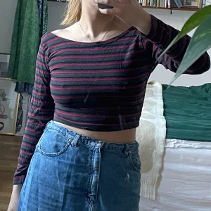 Beyond retro topp - Randig topp från beyond retro med djup rygg. Storlek xs/s
