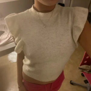 Stickad tröjan  - Perfekt inför våren. Helt ny köp direkt för 389kr