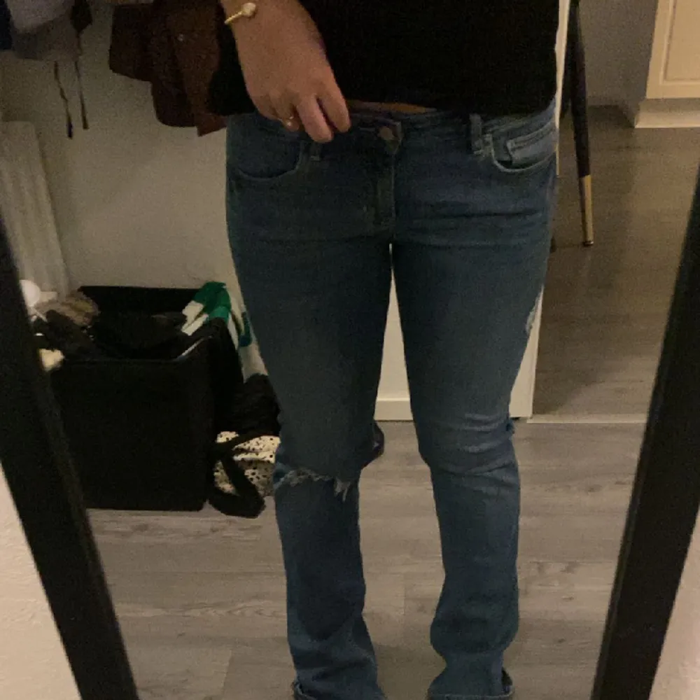 Säljer sjukt coola blåa jeans med ett hål i ena knät från hollister , första bilden är lånad men andra bilden är min egna  💞skriv även privat för fler frågor . Jeans & Byxor.