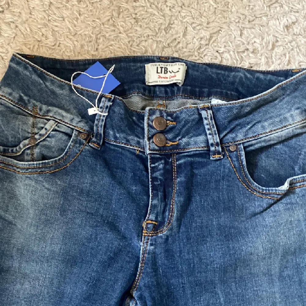 Jag säljer mina ltb jeans eftersom dom är för stora. Dom är low waist och har två knappar där fram. Kan diskuteras pris men är aldrig använda. OBS storleken är konstigt! Fråga mer priv🥰. Jeans & Byxor.