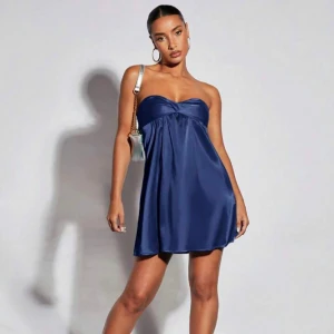 Blå klänning - Superfin blå klänning som inte kommer till användning💕