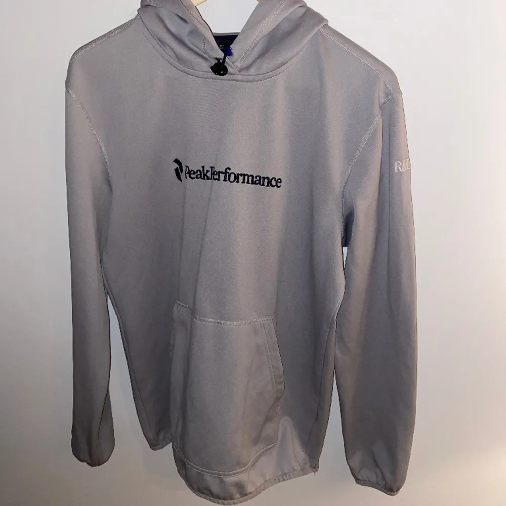 Tja. Säljer en fin peak performance hoodie i 100% polyester. Inga skador 8,5/10 skick. Ord pris ligger runt 1300kr. Hoodies.
