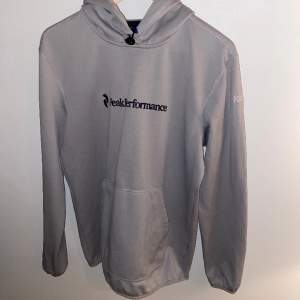 Tja. Säljer en fin peak performance hoodie i 100% polyester. Inga skador 8,5/10 skick. Ord pris ligger runt 1300kr