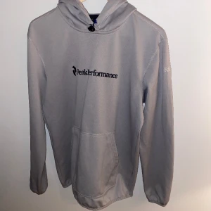 Peak performance hoodie  - Tja. Säljer en fin peak performance hoodie i 100% polyester. Inga skador 8,5/10 skick. Ord pris ligger runt 1300kr
