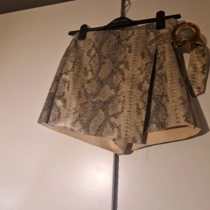 Kjol/shorts - Ett par fancy shorts som swr ut som en kjol framifrån av skinn. Oanvänd
