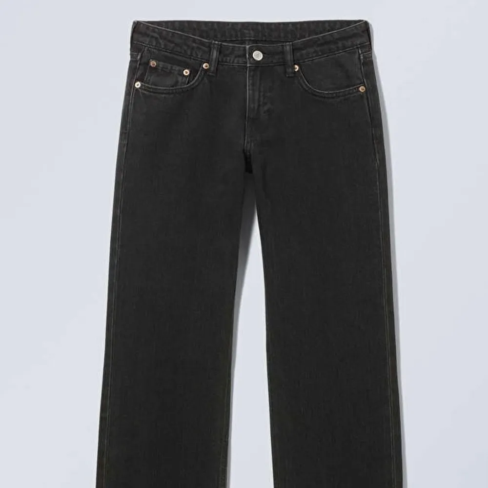 Lågmidjade straight jeans från weekday i modell arrow. Storlek 24/32, bra skick men kommer aldrig till andvändning. Original pris 600kr. Jeans & Byxor.