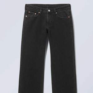 Lågmidjade straight jeans från weekday i modell arrow. Storlek 24/32, bra skick men kommer aldrig till andvändning. Original pris 600kr